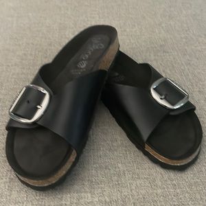 Yokono Black Big Buckle slides
41